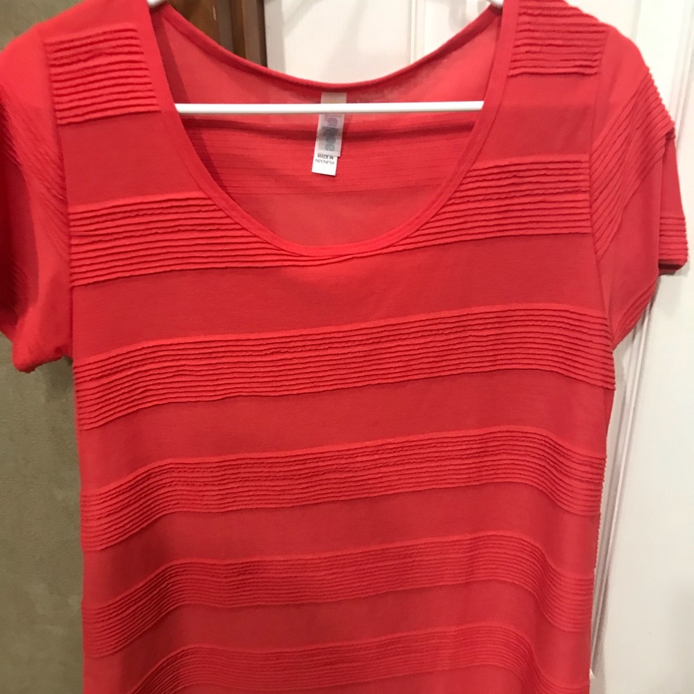 Small LuLaRoe Classic Tee